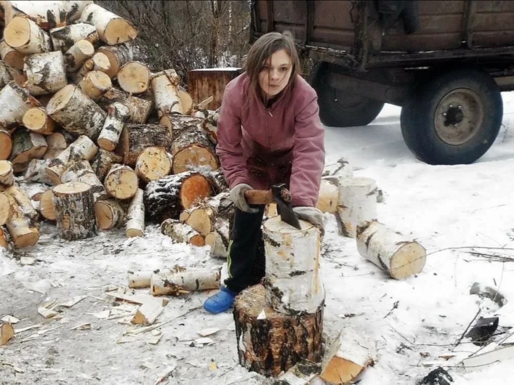 Девушка с дровами. Баба с дровами. Фотосессия с дровами. Заготовка дров.