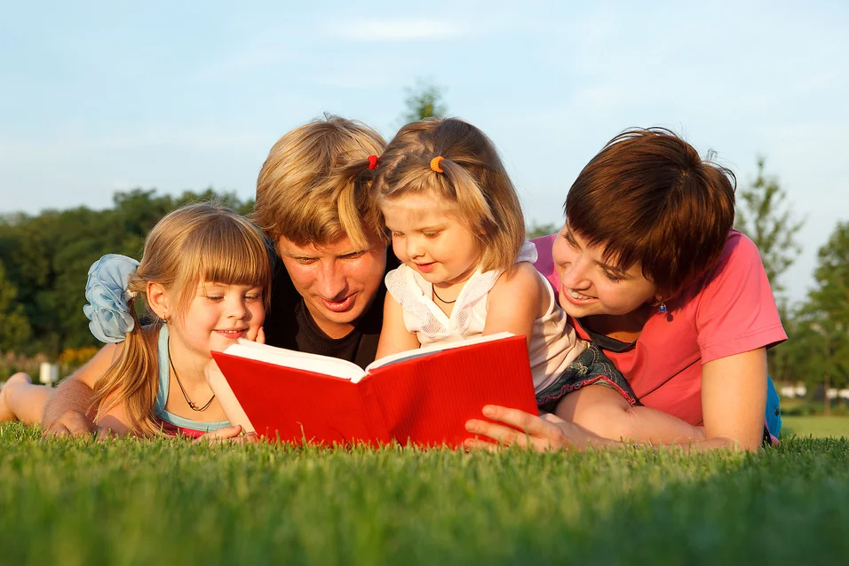 Акция читает семья читает страна. Воспитание ребенка. Воспитание в семье. Дети вместе. Нравственное воспитание детей.